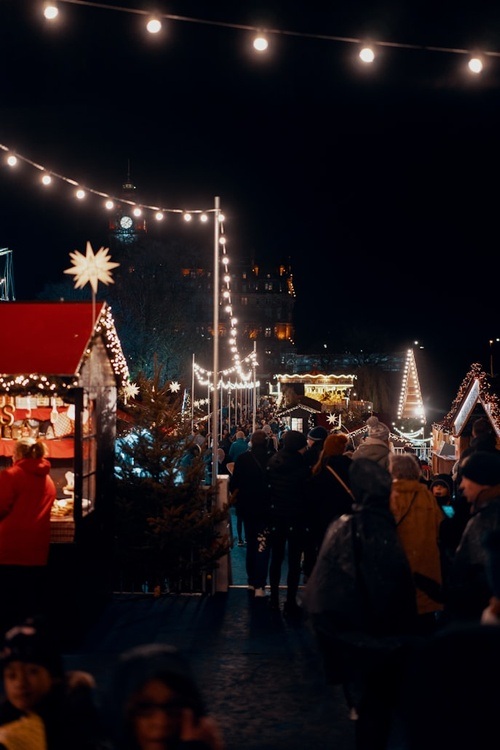 Adventszauber im Heusteigviertel - Weihnachtsmarkt auf dem Mozartplatz