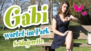 Gabi wartet im Park