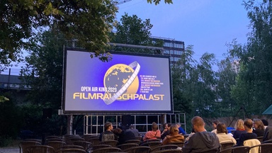 Open-Air-Kino: UMSONST & DRAUßEN Überraschungsfilm in der KULTURFABRIK MOABIT
