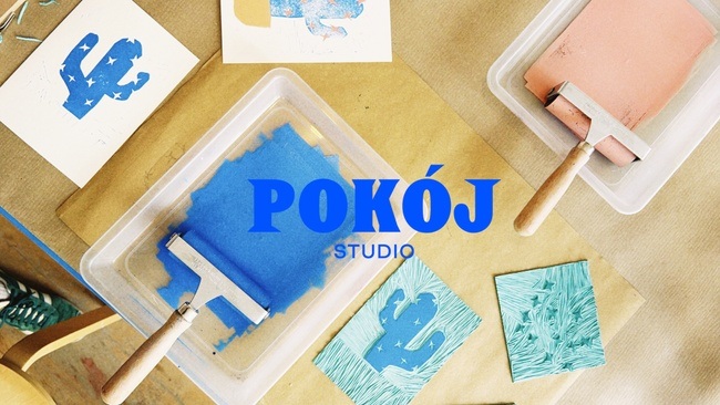 KREATIVER LINOLDRUCK AUF PAPIER