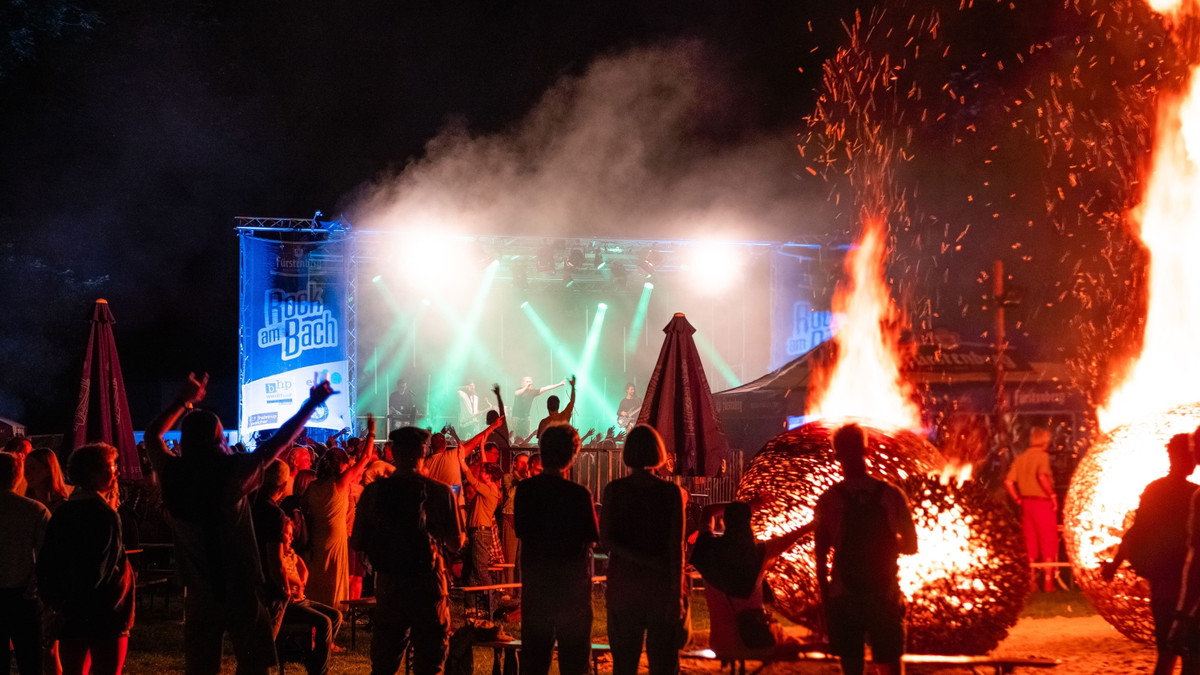 Festivalgeände: Hauptbühne und Feuerbälle