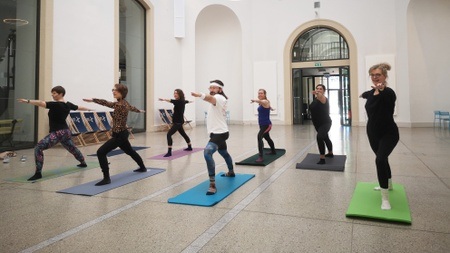 Yoga im Museum