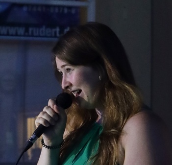 Rosenau Poetry Slam mit Marina Sigl