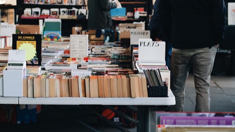 Titelbild der Veranstaltung Papier & Schätze: Bücher- und Antik-Trödel-Markt