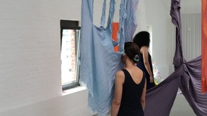 Rosa Tharrats, "We Are Full of Winds and Sea and Solar Threads", Aktivierung "Vestir el viento" (Performance)