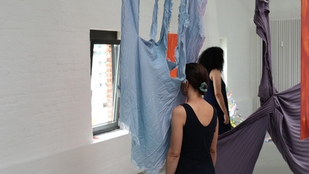 Rosa Tharrats, "We Are Full of Winds and Sea and Solar Threads", Aktivierung "Vestir el viento" (Performance)