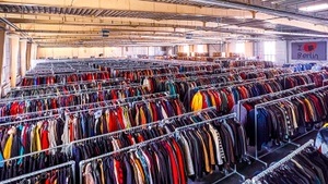Vintage Kilo Sale Event I 30.000+ Pieces I 3.000qm I Berlin I 29€ per Kilo I Free Entry I Secondhand I Flea Market I Berlin's Trash Show