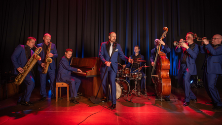 Swingin' Fireballs - In The Mood For Christmas!