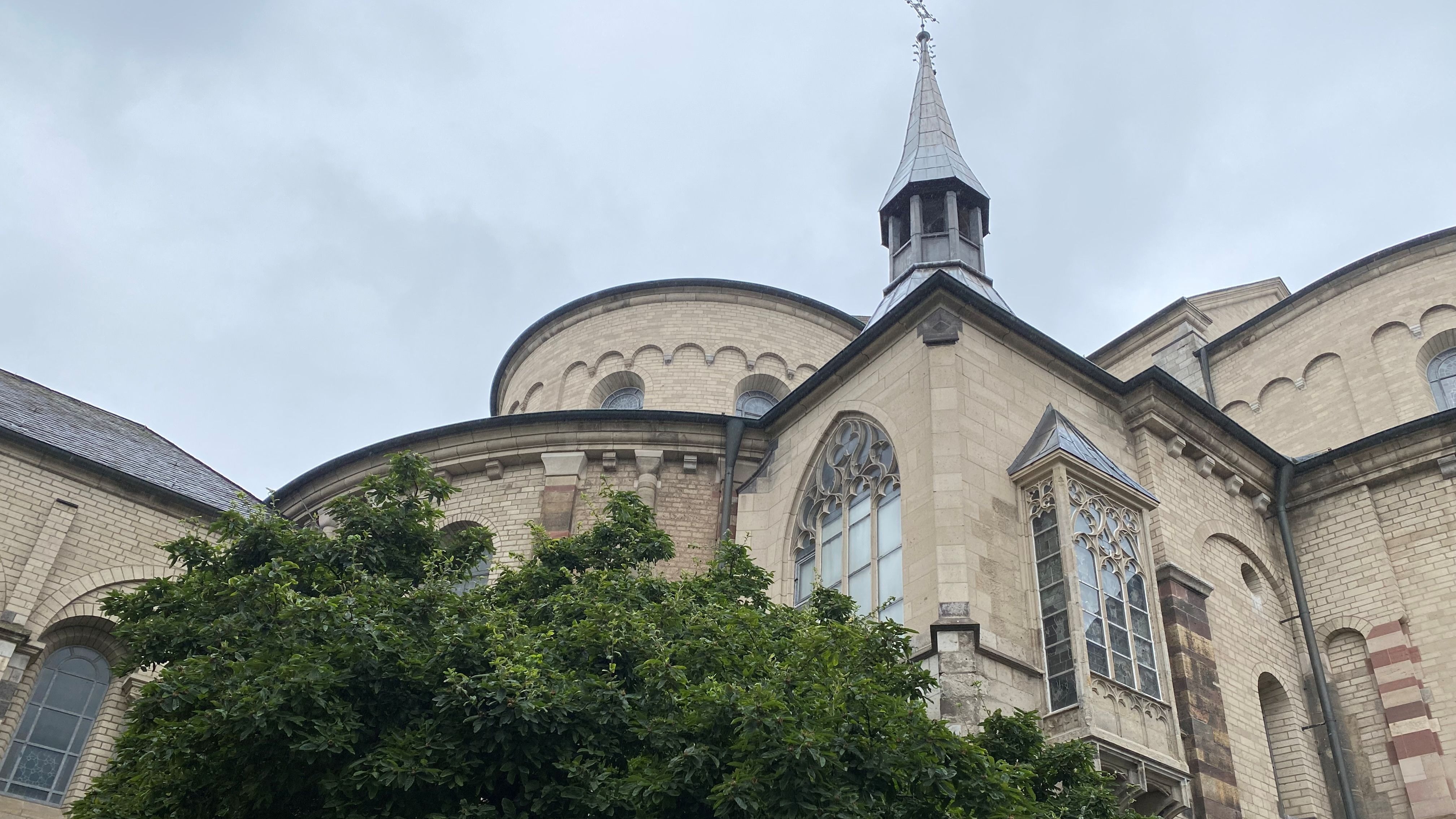 Töurcher en Kölle un drömeröm: Zint Märjensrebb un zwei Päädsköpp am Nüümaat
