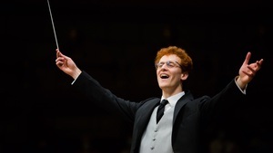Mittagskonzert: Nicolò Umberto Foron dirigiert Werke von Beethoven und Schostakowitsch mit dem SWR Symphonieorchester