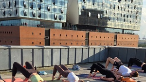 TRIBE Rooftop Yoga mit Elphi-Blick in der Hafencity