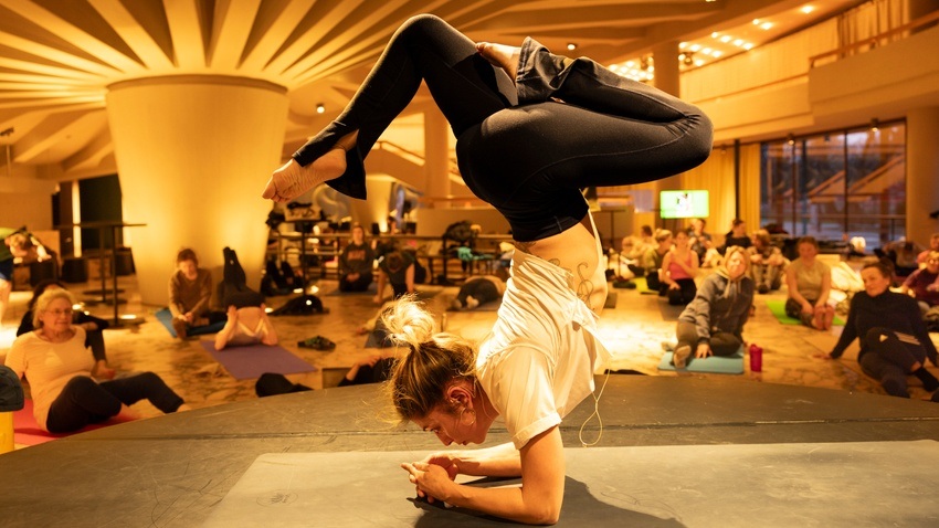 Move it! — Afterwork Yoga oder Tanz im Offenen Foyer