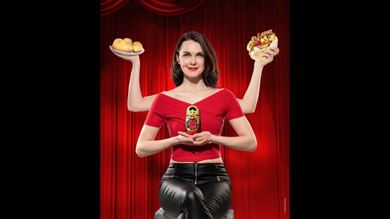 Liza Kos – „INTRIGATION“ Russischer Döner mit Kartoffelsalat