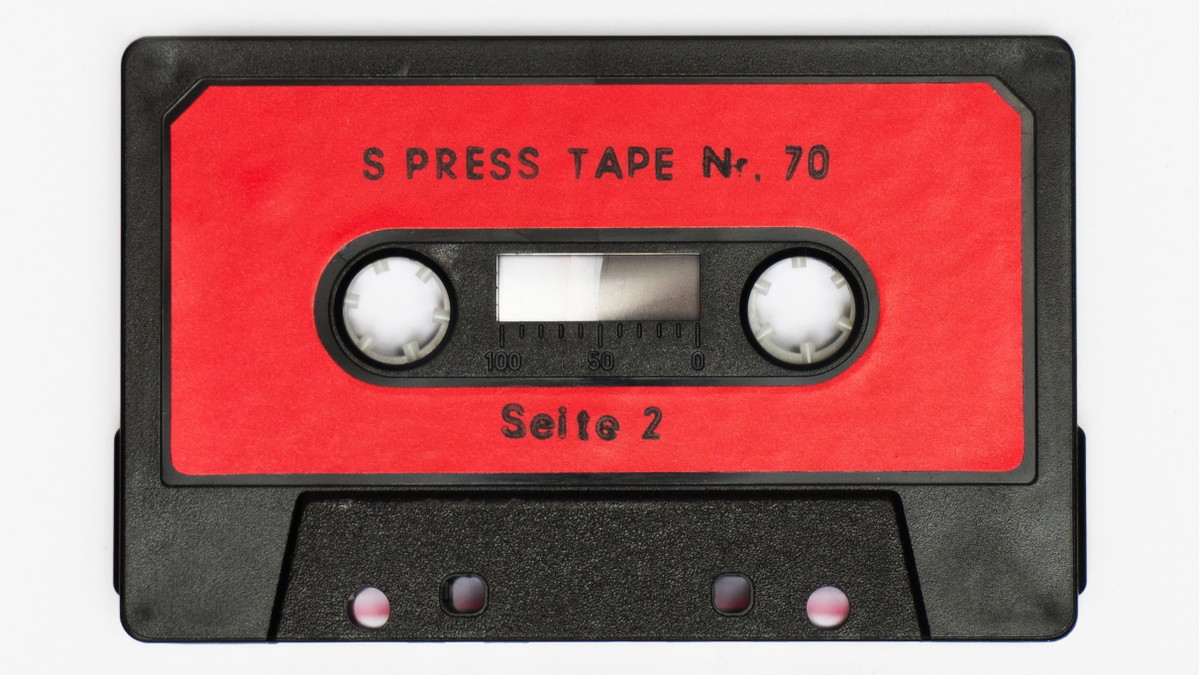 Eine rote Kassette auf der steht "S Press Tape Nr. 70"