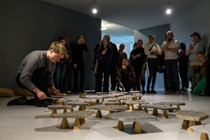 Listening Session in der Ausstellung „Tarek Atoui: Extended Playground”