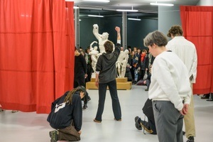 Performance in der Ausstellung „Sarah Pierce: Scene of the Myth”