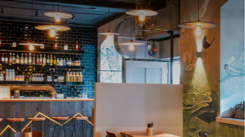Pub Quiz im Hand aufs Herz
