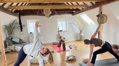 Yoga wie in Indien – Mit Rheinblick statt Studioflair