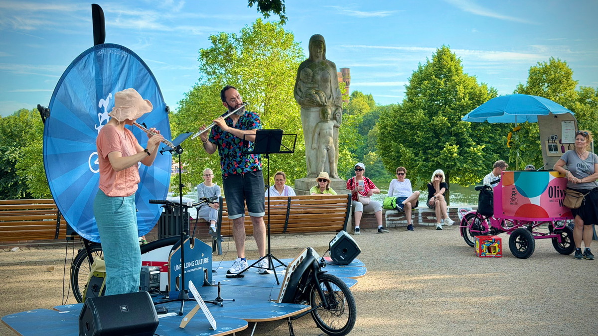 Family Flute-Ride: Duo Flutastic auf der BIKE IT! Stage