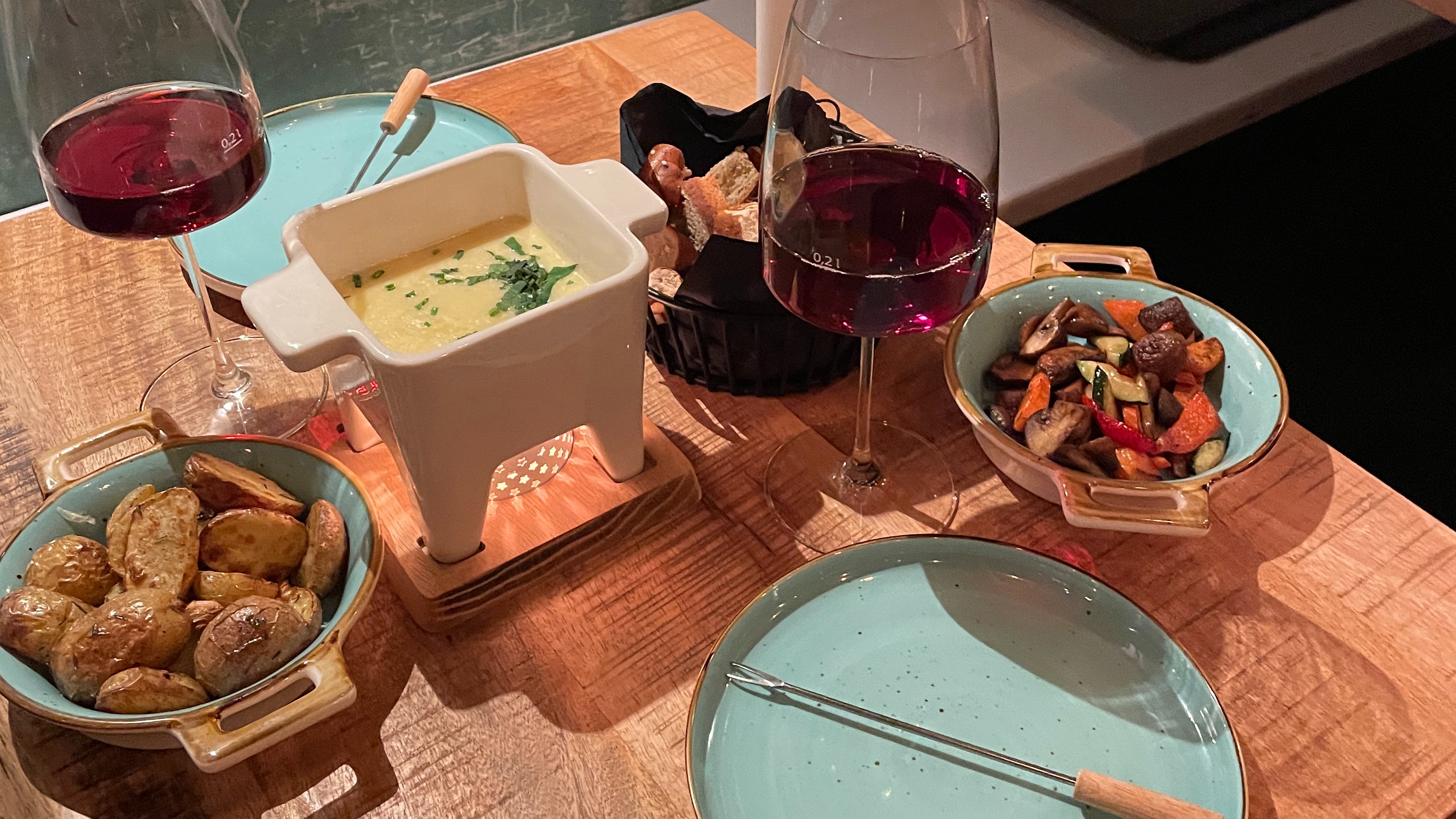 Fondue-Zeit im Hand aufs Herz