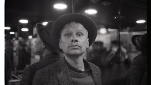 Robert Stadlober im Cafe Exil – auf ein Glas mit einer verjagten Zukunft (UA)  / Ein Theaterkonzert