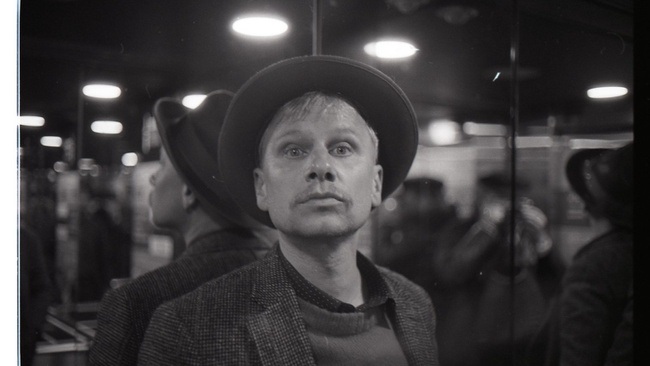 Robert Stadlober im Cafe Exil – auf ein Glas mit einer verjagten Zukunft (UA)  / Ein Theaterkonzert