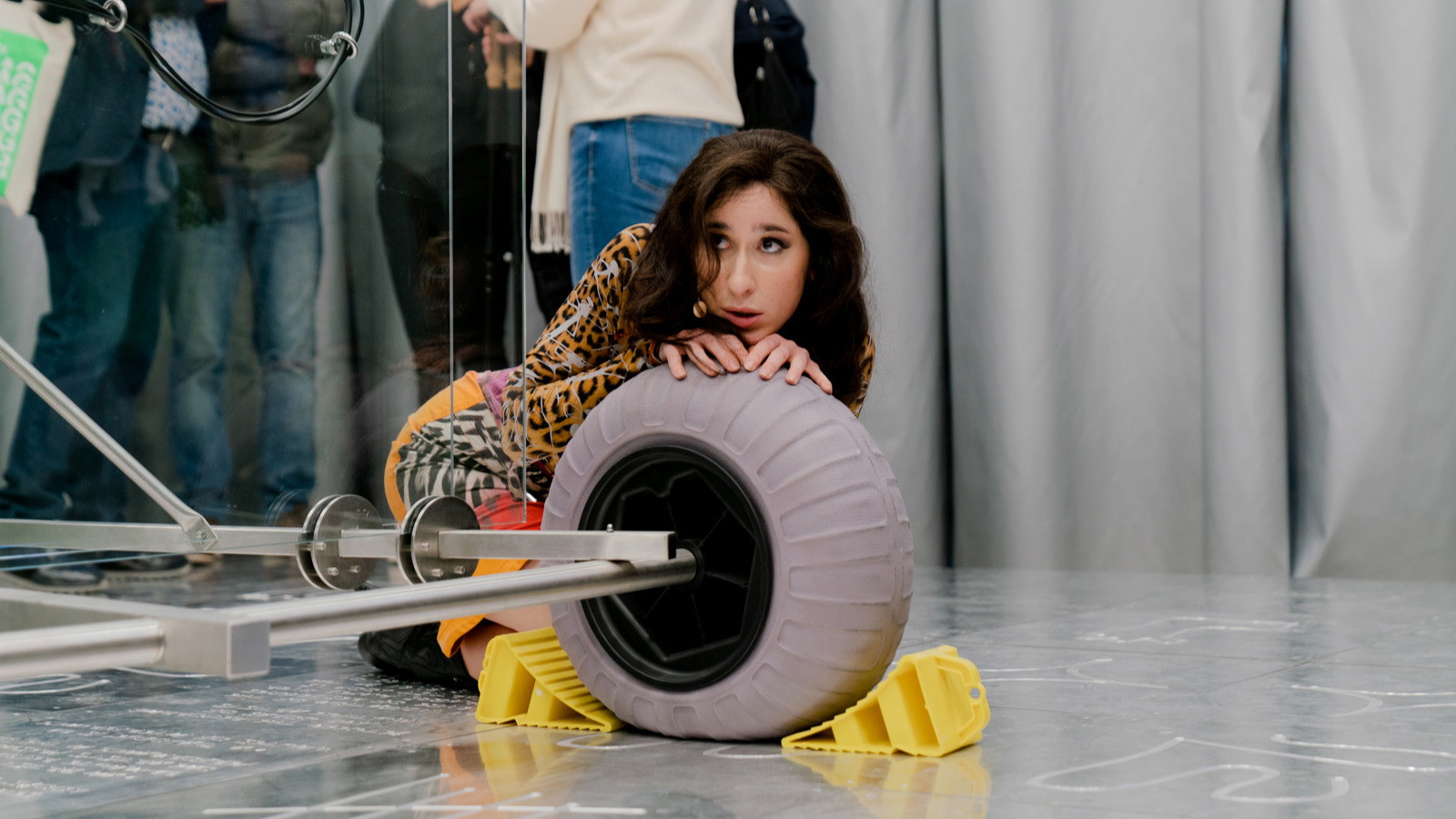 Biting - Performance von Selin Davasse