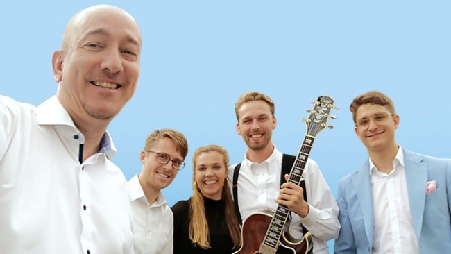 "Swing into Spring" mit CHRIS HOPKINS meets the YOUNG LIONS