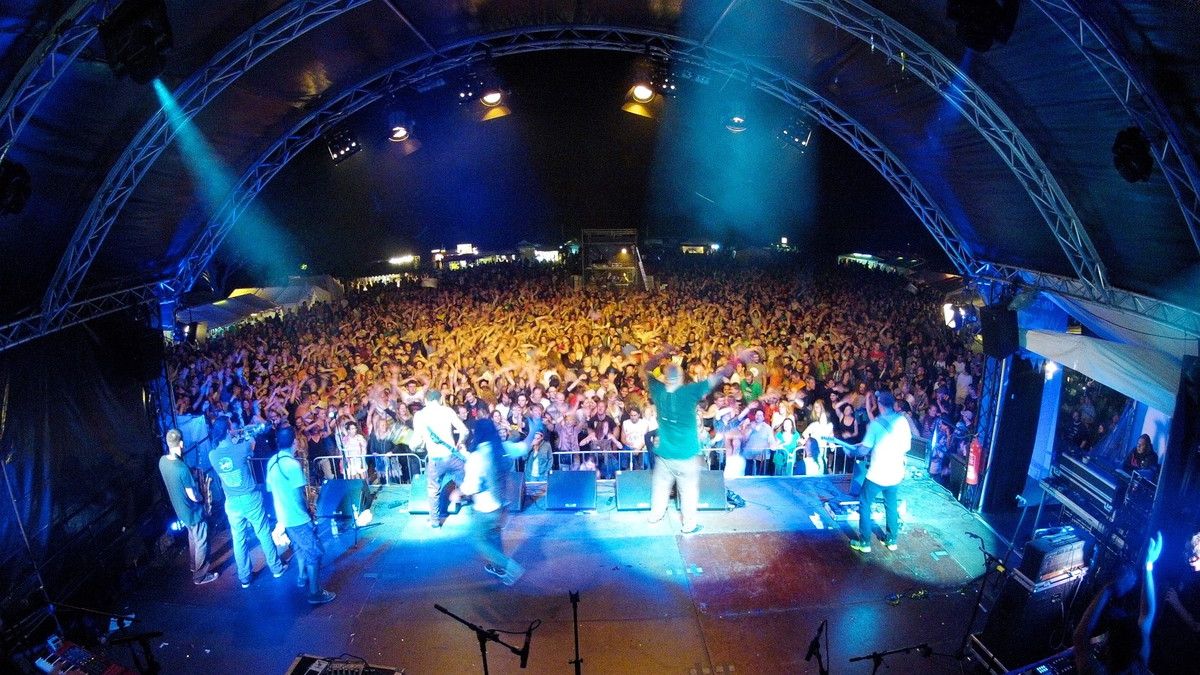 Blick von der Bühne des Wutzrock Festivals auf das Publikum