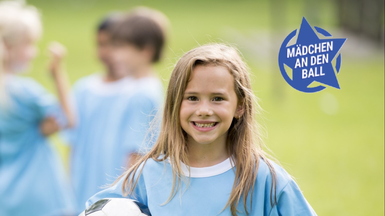 Mädchen an den Ball - Fußballtraining für Mädchen inklusiv und kostenfrei