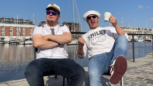 MÄNNER DIE AUFS WASSER STARREN