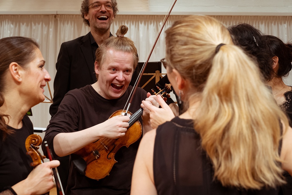 Between Realities – Mahler Chamber Orchestra x Pekka Kuusisto x Henrik Oppermann