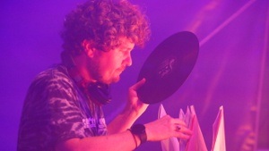 DJ Booty Carrell.  DURCHLÜFTEN 2025. Live Konzerte & DJ Acts im Schlüterhof