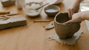 Freihand töpfern mit selbsttrocknendem Ton