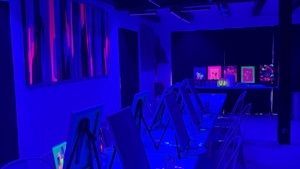 Workshop Leinwandmalerei Schablonentechnik im SCHWARZLICHT