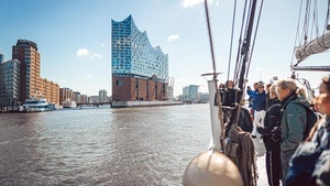 Pfingstbrunch unter Segeln auf der Elbe