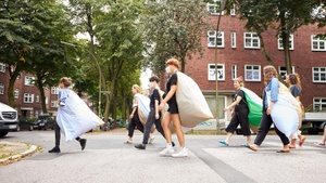 DA SIND WIR*: City Bathing