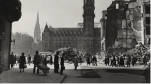 "Hamburg: Kriegsende 1945 und unmittelbare Nachkriegszeit" Ein szenischer Rundgang durch Hamburgs Innenstadt