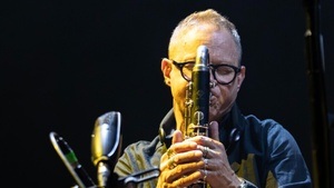 Geisterklang – Konzert mit dem Jazzmusiker und Komponisten Mikolaj Trzaska im Rahmend er Ausstellung "Phantome" von Dominik Lejman