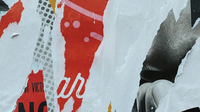 Collage im Raum: Freigelegte Kompositionen