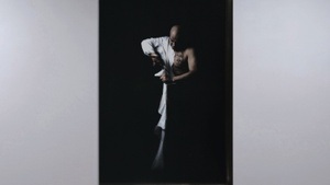 Ubu – Performance von Krzysztof "Leon" Diemaszkiewicz im Rahmen der Ausstellung "Phantome" von Dominik Lejman