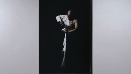 Ubu – Performance von Krzysztof "Leon" Diemaszkiewicz im Rahmen der Ausstellung "Phantome" von Dominik Lejman