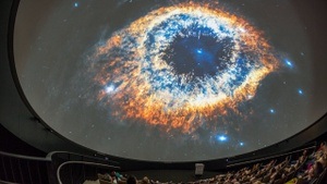 Im Planetarium: 5000 Augen