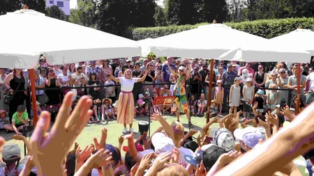 Kita singt auf der Sommerbühne