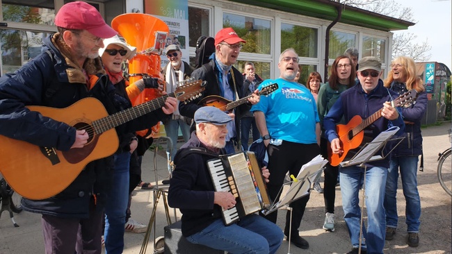 Singen in den Mai mit dem Roten Krokodil