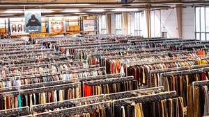Vintage & Secondhand Kilo Sale Berlin I 19€/kg I Berlin’s Trash Show
