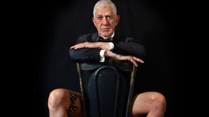 Der Ansager einer Stripteasenummer gibt nicht auf (Schauspiel)
