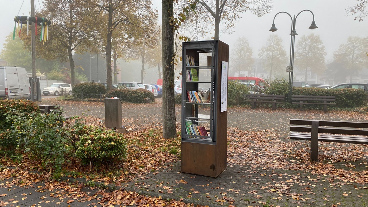 BioBÄR schlemmt am Bücherschrank