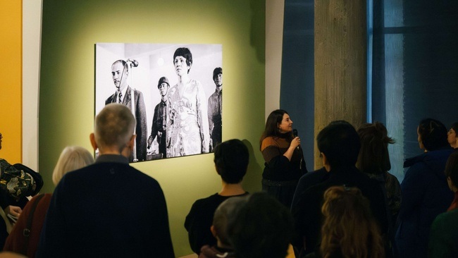 Durch die Ausstellung mit…