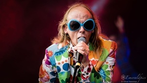 Die barmherzigen Plateausohlen "Die Missionare der Liebe - ein Feuerwerk der Zärtlichkeit"